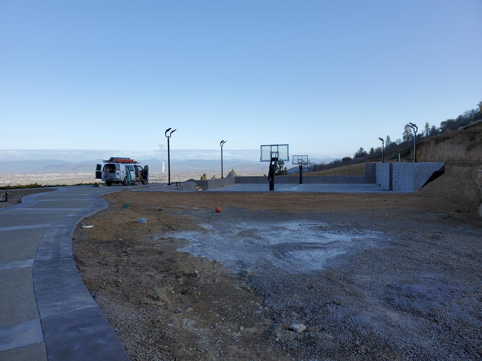 Site-lighting installation around an outdoor basketball court